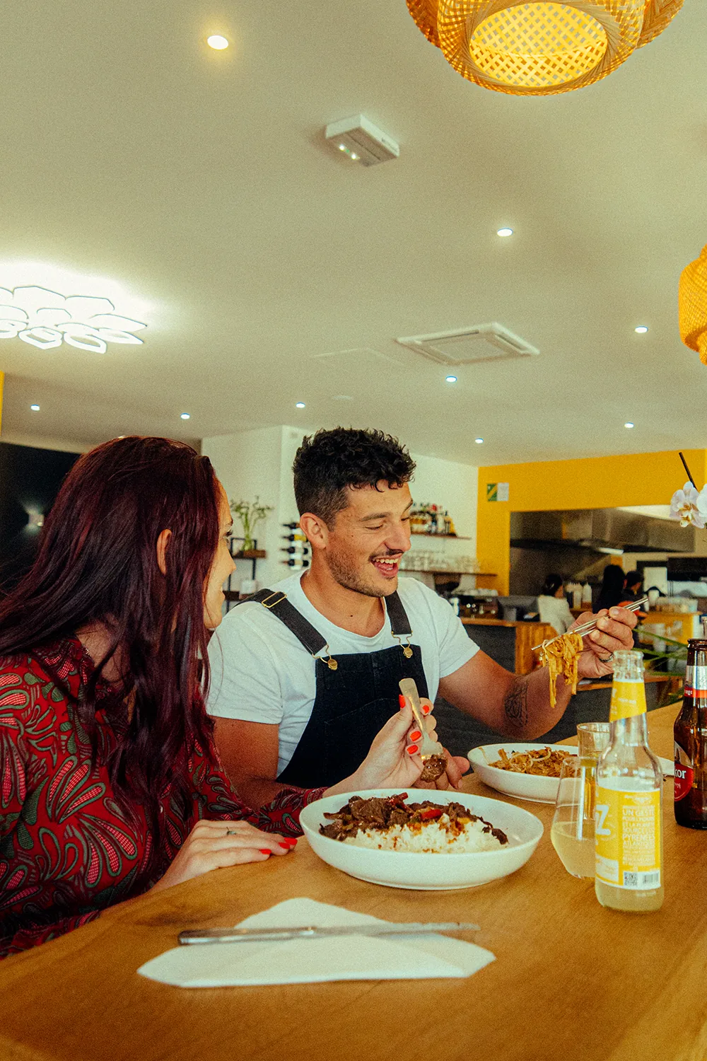 Client dégustant un plat asiatique chez Bondi Restaurant