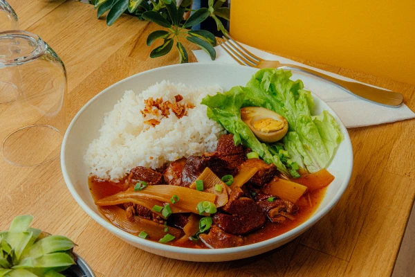 Plat asiatique servi chez Bondi Restaurant